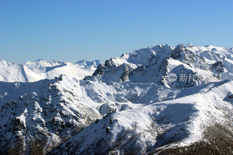 近景-安第斯山顶的CERRO CATEDRAL